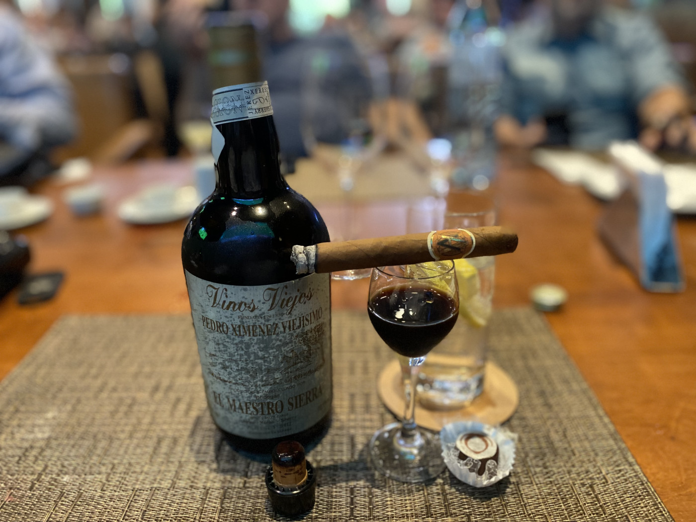 Charuto apoiado em taça de vinho
