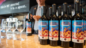 Garrafas de vinho dispostas em um balcão
