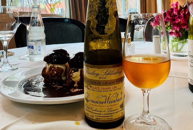 Foto de garrafa e taça de vinho