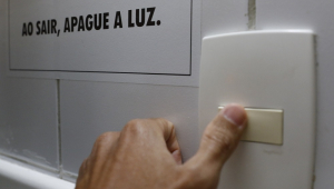 Mão no interrruptor de enegia em casa