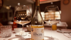 Garrafa de vinho à mesa ao lado de taça