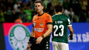 O árbitro Flávio Rodrigues de Souza durante a partida entre Palmeiras e São Paulo válida pela semifinal do Campeonato Paulista 2025