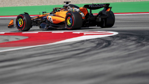O piloto australiano da McLaren, Oscar Piastri, durante o treino classificatório para o Grande Prêmio da Espanha de Fórmula 1, no circuito de Barcelona-Catalunha