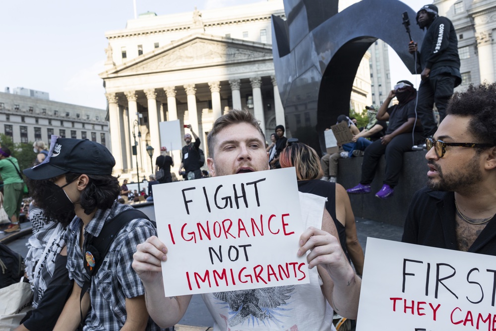 Pessoas se reúnem em protesto contra as políticas de imigração do governo Trump, em Nova York